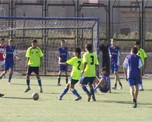 Юные футболисты 64 школы удерживали лидерство до конца матча с 15 школой.