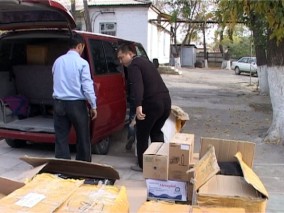 Грузовик подарков привезли сотрудники ТС "Изуми"