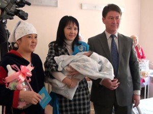 Свидетельства о рождении вручали мамам четырех малышей