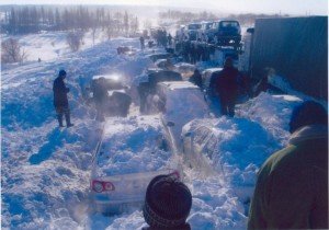 ЧП: на юге Казахстана в снежных заносах застряли 30 автомашин