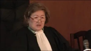 Судья Шара Бийсимбиева Полицейский, насмерть сбивший 16-летнюю девушку на проспекте Кунаева, освобожден в зале суда