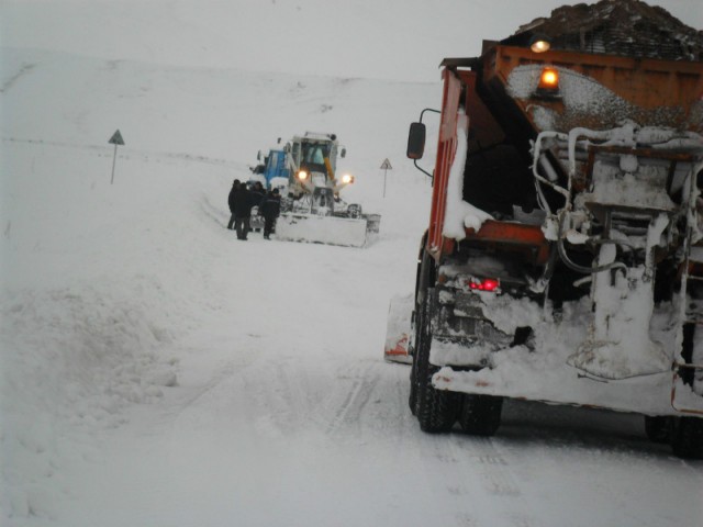 Снегоуборочные машины работали без остановки