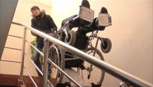Теперь передвигать инвалидные коляски по лестницам работникам городского общества инвалидов будет проще