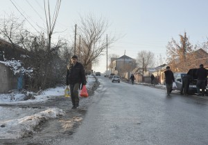 Жители Шымкента возмущаются из-за отсутствия тротуаров