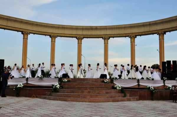 Весенний бал состоялся на аллее Шамши Калдаякова в Шымкенте