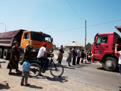 Алматинская трасса. Отчаявшиеся жители мкр Самал-3 перекрыли дорогу