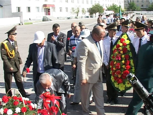 Ветераны воинской части и нынешние солдаты и офицеры возложили к монументу памяти венки и цветы