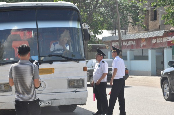 Сотрудники транспортной полиции останавливают нелегальных перевозчиков