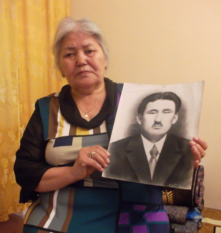 Улжан Отарбаева с фотографией отца