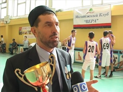 Руслан Абдулин организатор "Турнира четырех" держит в руках главный трофей кубок "Турнира четырех"