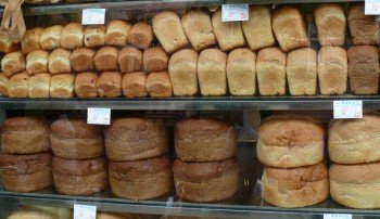 Хлеб на полках в магазинах