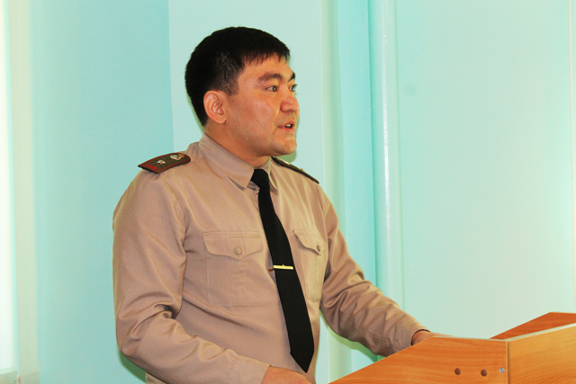 Нурмаханбет Дуйсенбаев, заместитель начальника управления по делам обороны ЮКО, сдает отчет по весеннему призыву