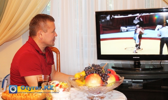 Аскар ага смотрит видео, выступление на чемпионате мира 2012 года, в Будапеште