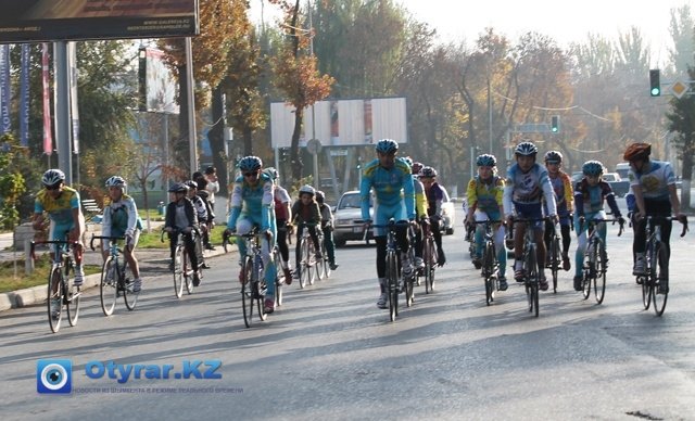 Тем временем, не спеша велогонщики, по улице Туркенстанской, приближаются к финишной прямой  