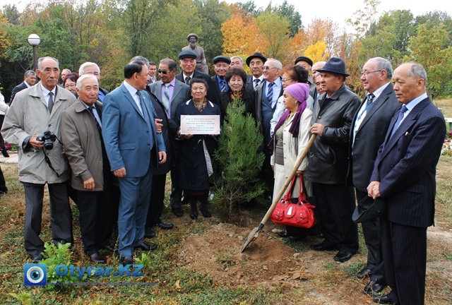 Делегация из Кызылординской области посадили свое дерево в дендропарке