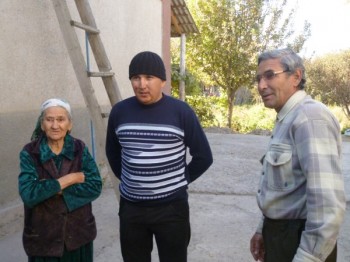 Курбан Сейдахметова и ее сын Равшан благодарят Бабура Кентаева (в центре)