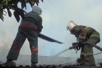 Пожарным пришлось разбирать крышу хозпостроек