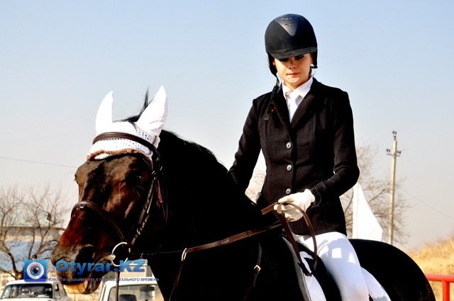 Шымкентская конкуристка, Екатерина Орловская верхом на своем коне по кличке "Гордый"