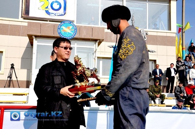 Директор филиала банка «RBK» в городе Шымкент, Талгат Тойшиев вручил капитану команды «Сайрама» главный трофей. 