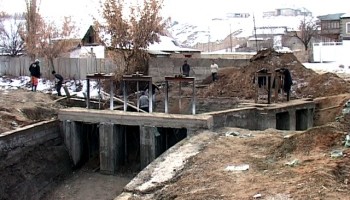 В начале 2012 поселок Забадам затопило из-за прорыва канала