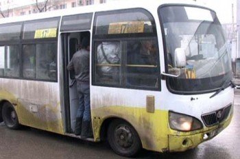 В часы пик шымкентские автобусы бывают перегружены