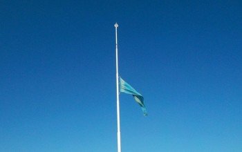 Приспущенный флаг Казахстана