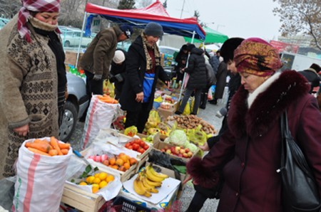 В уходящем 2012 году общий валовый доход в агрокомплексе Южно-Казахстанской области составил 250 миллиардов тенге, доля тепличной продукции – 30 миллиардов тенге.