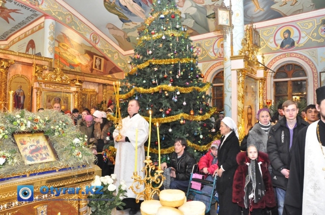 В Святоникольском кафедральном соборе рождественская ель  символизирует не только торжественное богослужение, но и задорный детский праздник