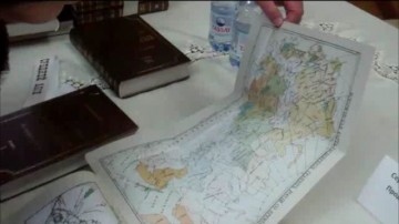 В книге содержатся подробные карты и планы того времени