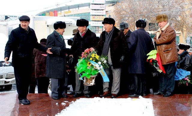 После того, как все собрались, аксакалы первыми возложили цветы у памятника