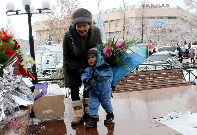 Трех летний, Динмухамед Янгибаев пришел с мамой возложить цветы. Его бабушка настояла на том, чтобы внука назвали в честь Динмухамеда Кунаева.