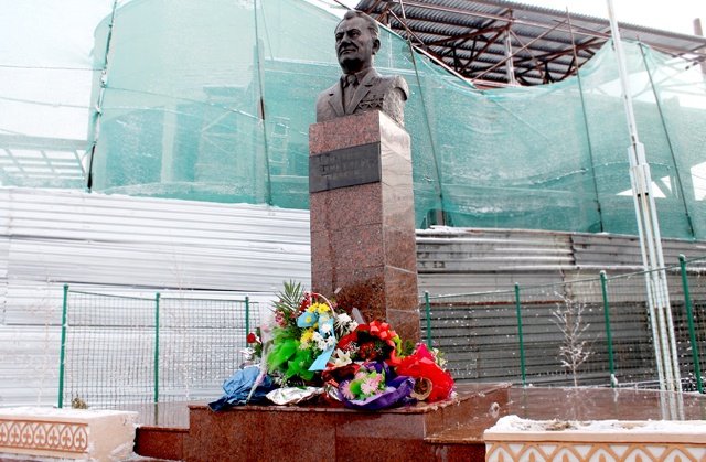 Памятник Динмухамеда Ахмедовича Кунаева (1912 - 1993 гг)