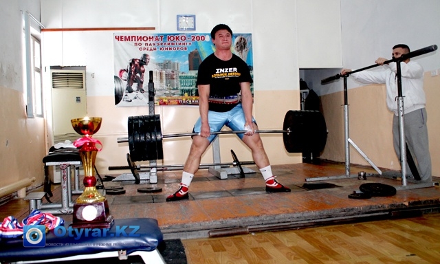 Во время тренировок Александр продемонстрировал свою силу и в становой тяге поднял 300 килограммов
