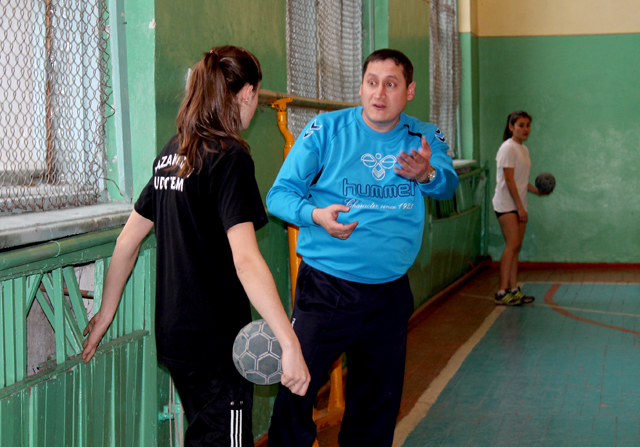 Юрий Осипов дает наставления во время тренировок