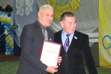Исполнительный директор ОО "Южно-Казахстанская федерация бокса" Рахманбек Аргимбаев получил диплом из рук Умерзака Мельдеханова