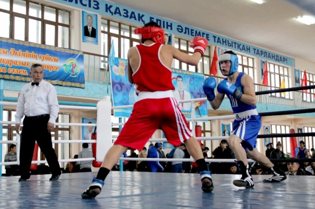 Поединок Шымкентского боксера против спортсмена из Кентау.