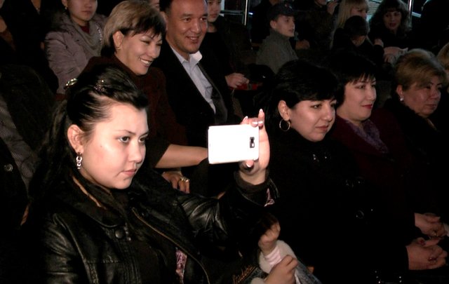 Поклоницы Каримова записывали его выступления на смартфоны.