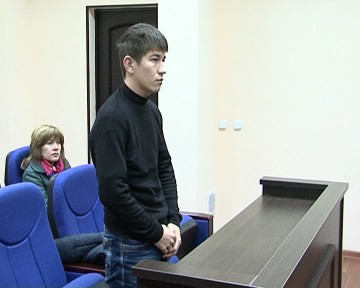 Инспектор Тюлькубасского РОВД был задержан с поличным, когда продавал ружья