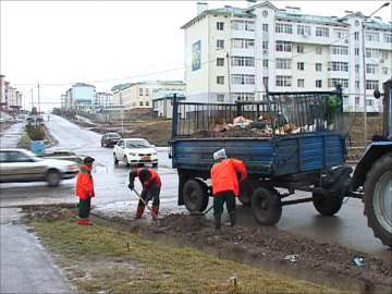 Ирригационный лоток в "Нурсате" до отказа забит строительным мусором