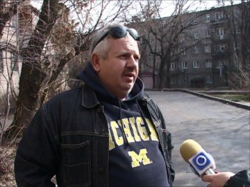 Виталий - не только сосед Кидановой, но и товарищ по несчастью: мужчине приходится ремонтировать крышу самому