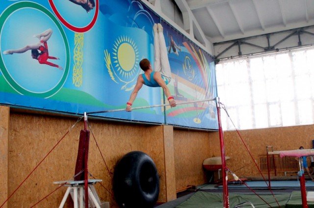 Десятикратный чемпион Казахстана Георгий Иванов выполняет упражнение на перекладине