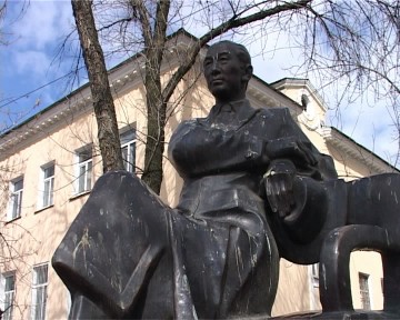 Памятник академику Сулейменову на улице Гани Иляева установили меньше года назад