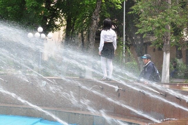 Не смотря на пасмурную погоду, дети с удовольствием стояли около фонтана 
