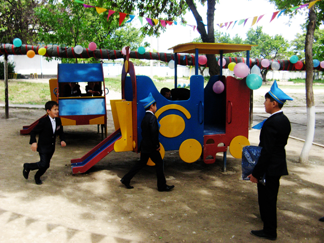 После визита дорогих гостей, во дворе школы-интерната появилась оборудованная детская площадка