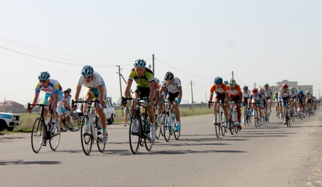 Групповую гонку «Критериум» на дистанцию 40 километров, велосипедисты преодолевали по кольцевой.