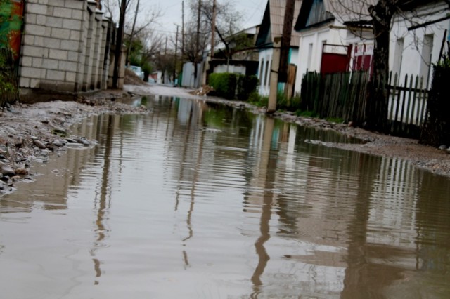 Из-за дождя, который лил почти сутки  не переставая, улицу Кожедуба затопило.