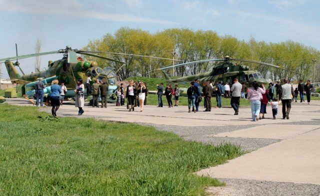 Для своих детей и представителей СМИ военнослужащие организовали экскурсию по авиационной базе.