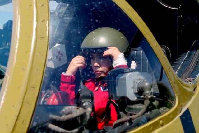 ...или почувствовать себя пилотом боевого вертолета МИ-24 и сфотографироваться на память.