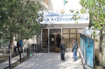 На Абайский районный суд поступила жалоба от жительницы Шымкента.