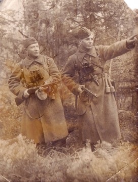 В боях под Ленинградом. Октябрь 1941 года. Михаил Ралдугин - справа